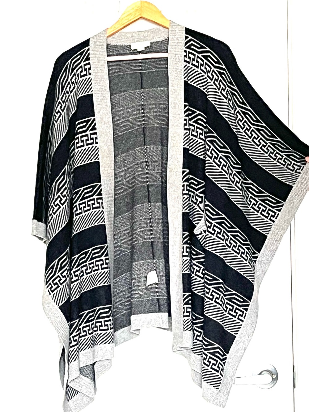 Aritzia Golden by TNA Roohan Poncho Sweater Wrap Alpaca Wool Aztec Gray XXS